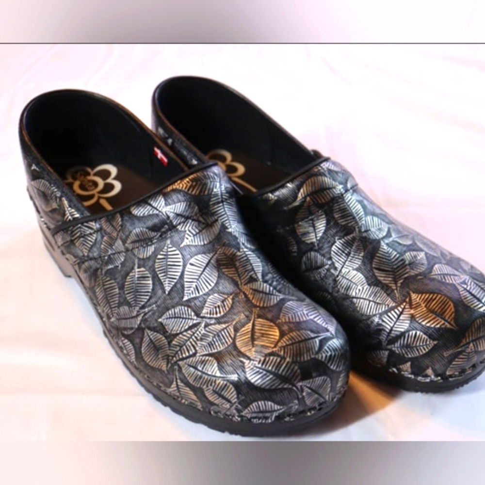 Sanita Metallic Leaf Patterned Clogs